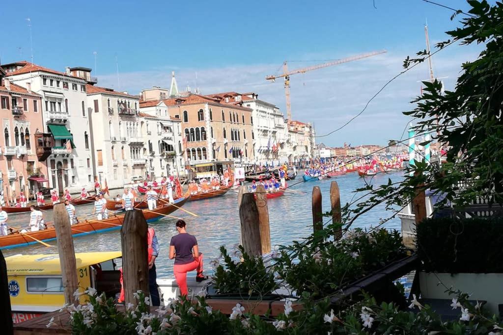 Grand Canal Next To Guggenheim Venedig Eksteriør billede