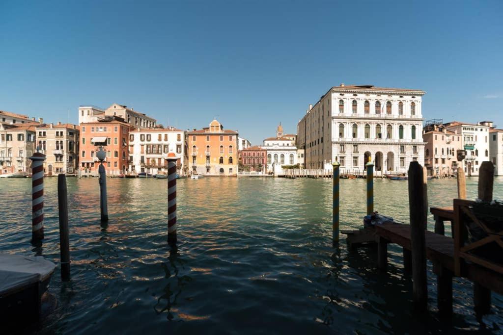 Grand Canal Next To Guggenheim Venedig Eksteriør billede