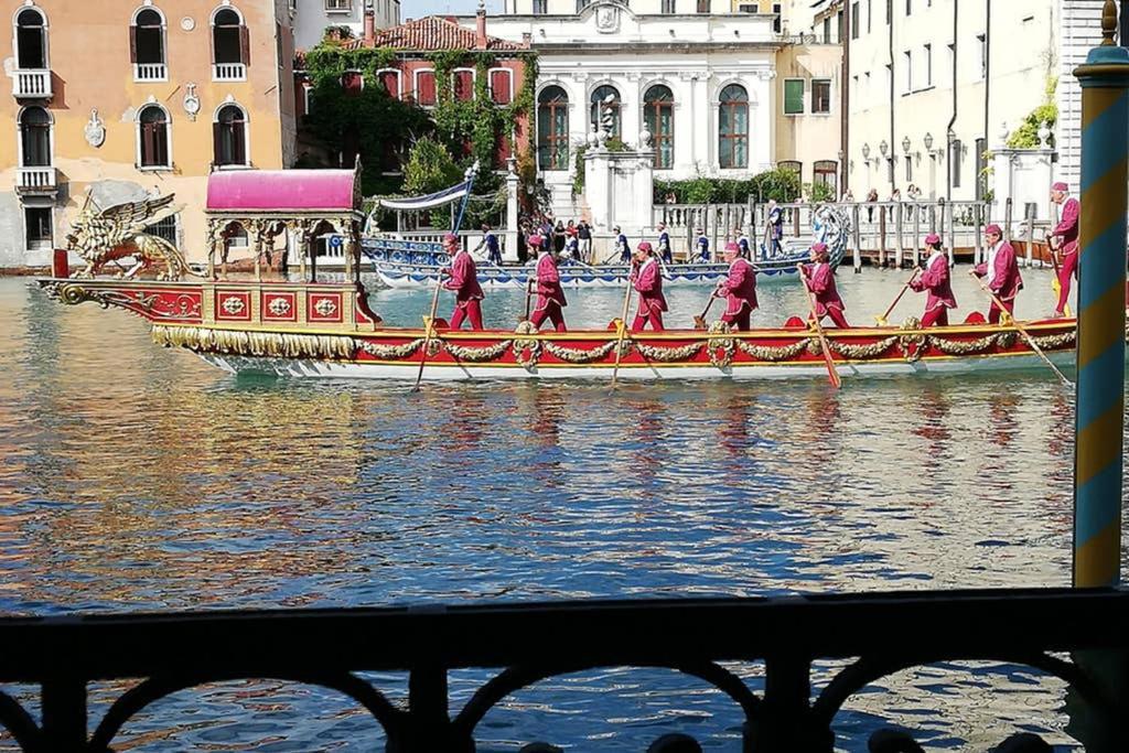 Grand Canal Next To Guggenheim Venedig Eksteriør billede